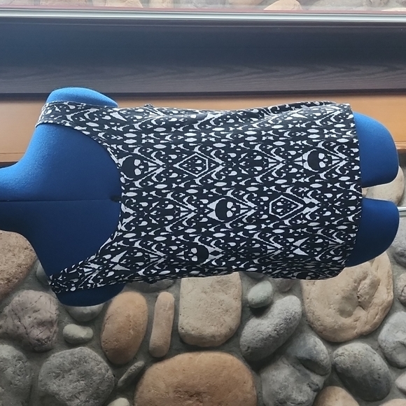 Volcom Black and White Skull Tank - Picture 7 of 9